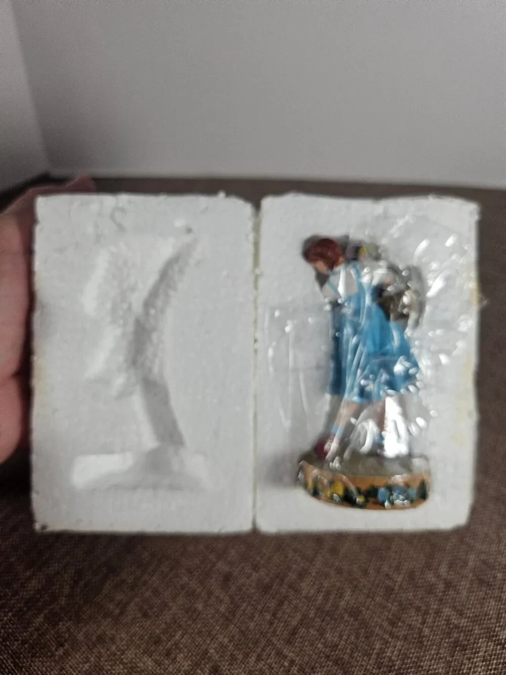 Enesco 1999 Wizard of Oz Dorothy And Toto Resin Figurine Number 948314 Boxed